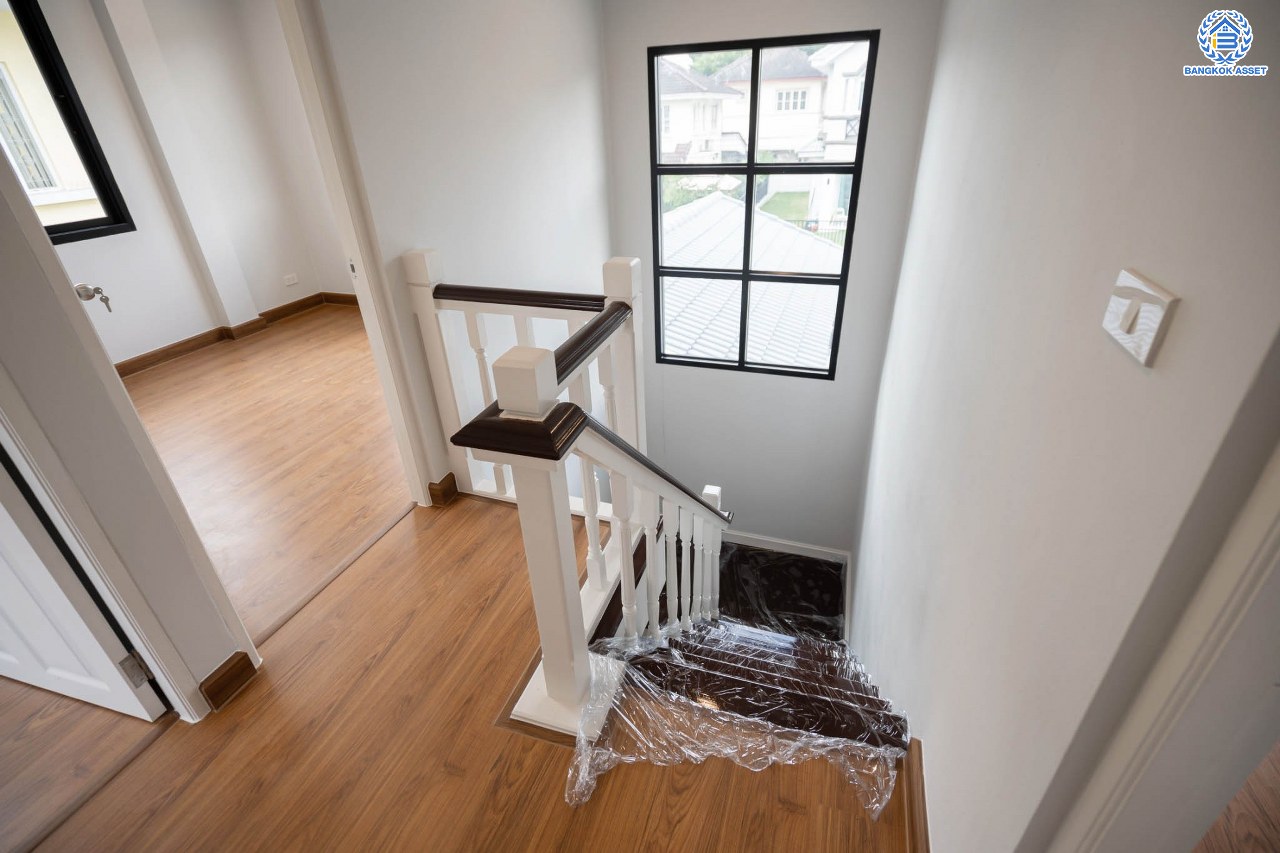 บ้านมือสองตกแต่งใหม่ แบรนด์ LH โครงการ ชัยพฤกษ์ บางบัวทอง หลังใหญ่ เนื้อที่ 76 ตร.ว. ฟังก์ชัน 3 ห้องนอน 2 ห้องน้ำ จอดรถได้ 2 คัน พร้อม Facilities ครบครัน บนทำเลเดินทางสะดวก ติดถนนบางกรวย-ไทรน้อย ใกล้เซ็นทรัลเวสต์เกต และรถไฟฟ้าสายสีม่วง "สถานีบางพลู"